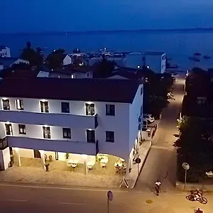 Apartmán Bloom, Vir